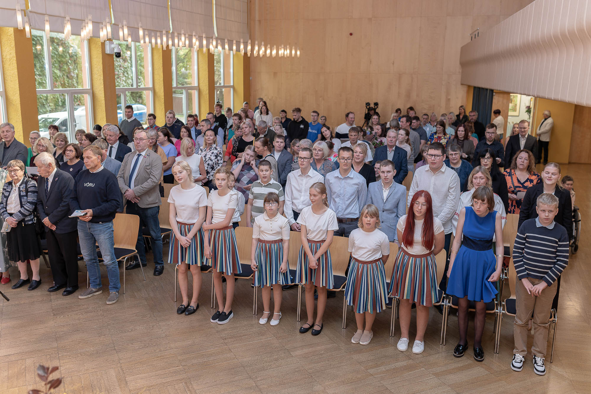 Pärast kontsertaktust ning sõnavõtte tõusti selleks, et laulda üheskoos kooli laulu. FOTOD: Aigar Nagel